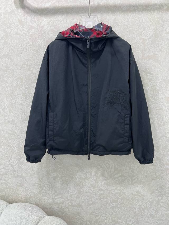 外套双面Burberr*25秋冬新品双面穿休闲外套 经典斜格纹双面穿连帽外套 搭配战马刺绣 外套可以双面穿 两种风格随便切换 经典的斜格纹印花总是花样百出 日常