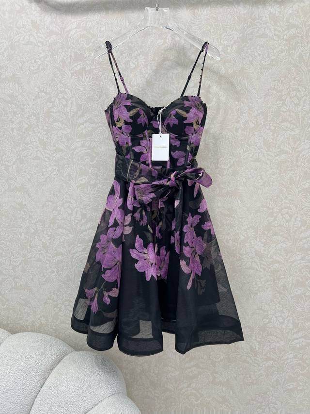Zimmerm*25新款紫荆花印花吊带连衣裙 短款 肩带订钻腰身褶皱勾勒腰线 选用亚麻面料制成，让人眼前一亮，隐形拉链开合，腰部收腰 通体印花～搭配本布腰带 超
