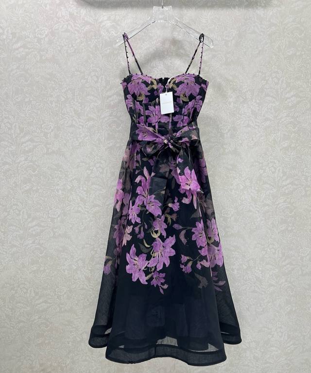 Zimmerm*25新款紫荆花印花吊带连衣裙 长款 肩带订钻腰身褶皱勾勒腰线 选用亚麻面料制成，让人眼前一亮，隐形拉链开合，腰部收腰 通体印花～搭配本布腰带 超
