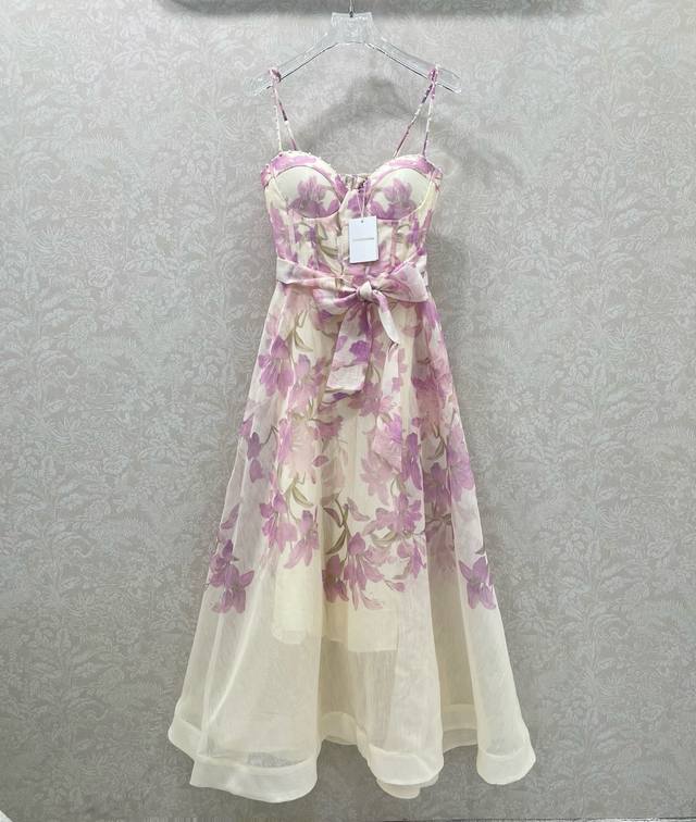 Zimmerm*25新款紫荆花印花吊带连衣裙 长款 肩带订钻腰身褶皱勾勒腰线 选用亚麻面料制成，让人眼前一亮，隐形拉链开合，腰部收腰 通体印花～搭配本布腰带 超