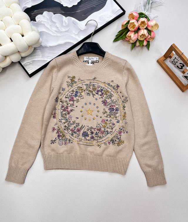 Dior 限定系列花卉五角星金色刺绣羊毛针织衫 梦幻五角星 百年难遇的好版型 100%羊毛面料软软糯糯特别亲肤 一如既往的好羊绒 整体刺绣立体感强 配色柔和不突