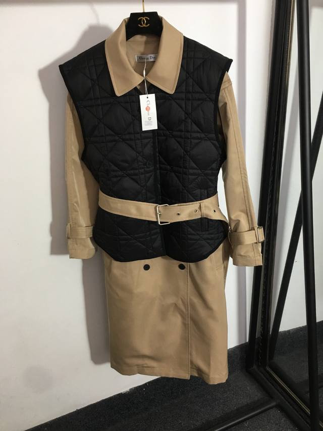 款号 5795 Dio*新款两件套装，菱格纹棉服马甲外套+双排扣系带风衣外套连衣裙，卡其色，Sml， M码；马甲胸围102，长61-71；腰围102，袖长67，