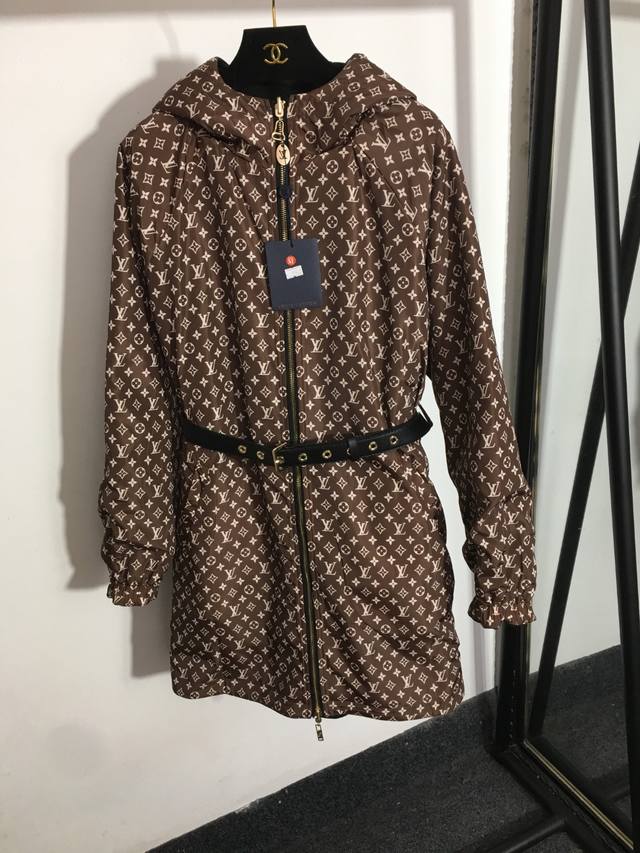 款号 6891 Lv*新款 内里老花Logo印花 皮带收腰长袖连帽毛呢大衣拉链外套连衣裙，双面穿，黑色，Sml， M码；胸围120，袖长73，总长88 .