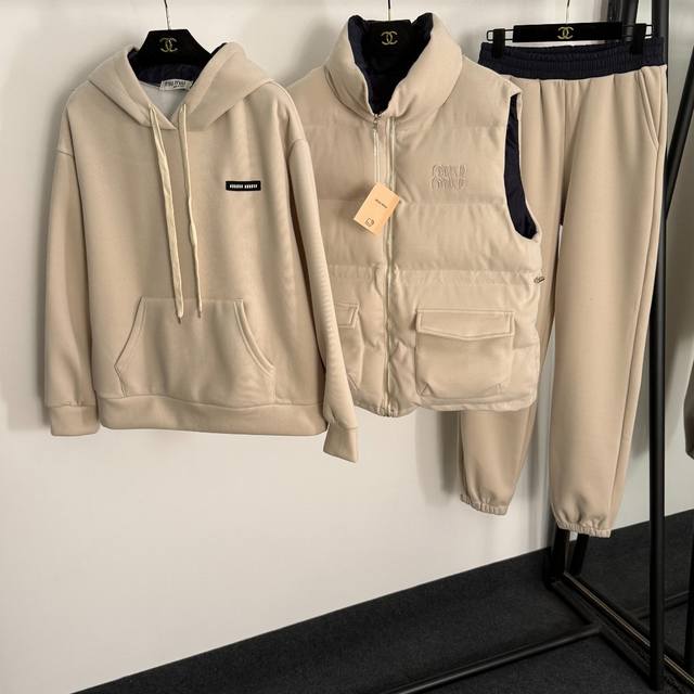 款号20255390 Miumi*新款保暖三件套装，胸前Logo刺绣贴布双面穿棉服马甲外套+长袖连帽加绒卫衣+高腰阔腿长裤，杏色，咖色，灰色，S-Xl， M码；
