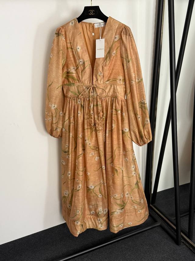 款号20255383 Zimmermann新款 绿叶白色小花朵印花 V领收腰灯笼长袖连衣裙，咖色，S-Xl， M码；胸围86，腰围76，袖长61，长126；重量