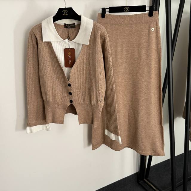 款号20255380 Loro piana*Lp新款针织套装，金属圈圈装饰 假两件拼接翻领长袖针织开衫+高腰针织半裙，杏色，黑色，灰色， 均码；肩宽43，胸围1