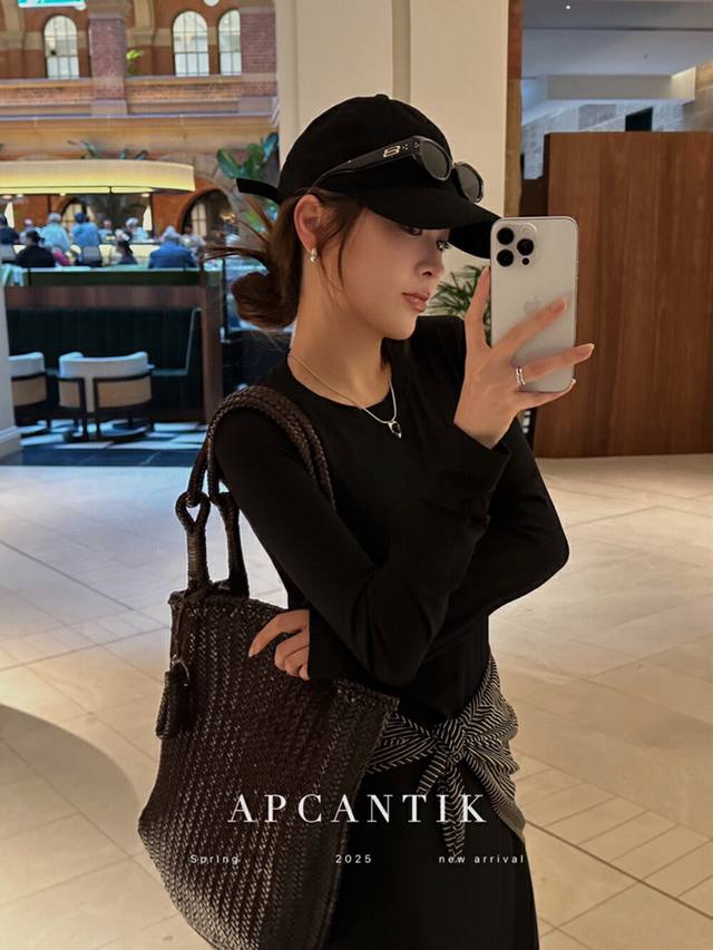 小众设计师款披肩+连衣裙两件套，经典百搭裸感亲肤云柔连衣裙 搭配性与包容性都格外出众，风格适配性拉满轻松适应各种造型风格 无论是随性混搭还是叠穿都精致 两色Sm