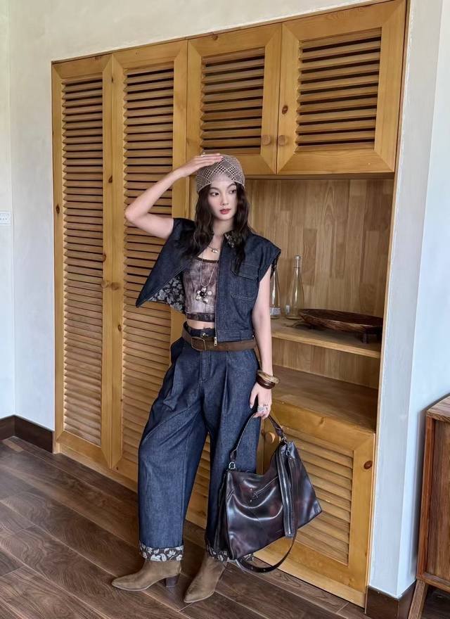 爆款强推 法式复古气质牛仔马甲+牛仔裤套装 这套牛仔套装太绝啦 复古又时髦 马甲挺括显精神 裤子宽松藏肉 整套穿起来随性又有范儿 日常出街 约会都超合适 轻松拿