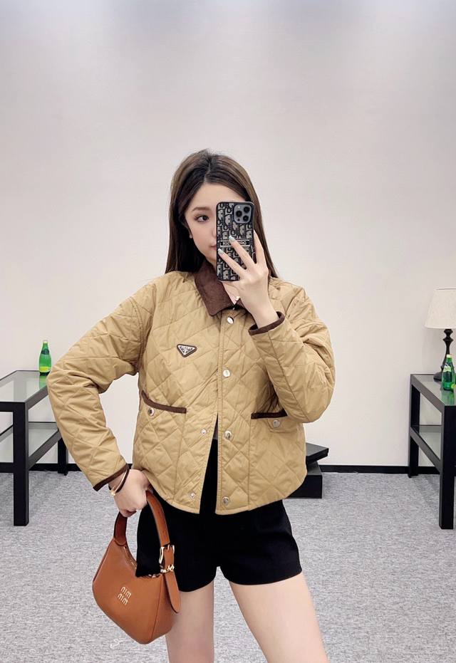 prad*新品上架 灯芯绒领格纹短款棉服外套 定制Yb外层防风防水尼龙材质 内里羽绒棉填充 整件轻盈保暖 翻领短款羽绒夹克外套设计 飒爽御寒实用性拉满 通体采用