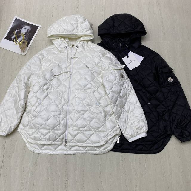 新品 实拍 Monk 新款连帽拉链羽绒外套；采用面料质感柔软细腻；定制洗水麦辅料齐。版型合身上身效果舒适好看！ 碼数 S-M-L