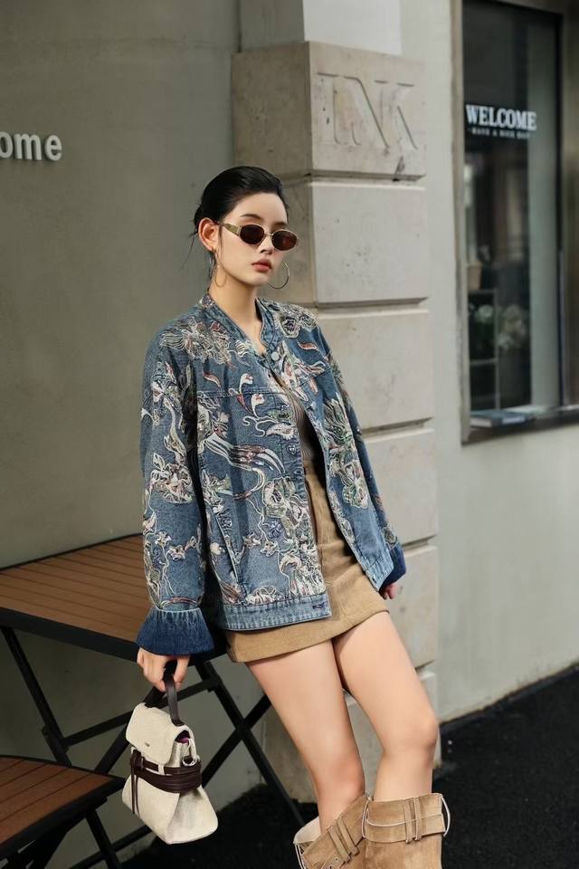 摩登韵致 重工珠片绣花复古牛仔钉珠外套 高级时髦感，H直筒版型显瘦，经典立体裁剪打造的每一处都尽显考究，圆领领立体修饰颈脖线条美，立体分割线设计，复古高级显贵气