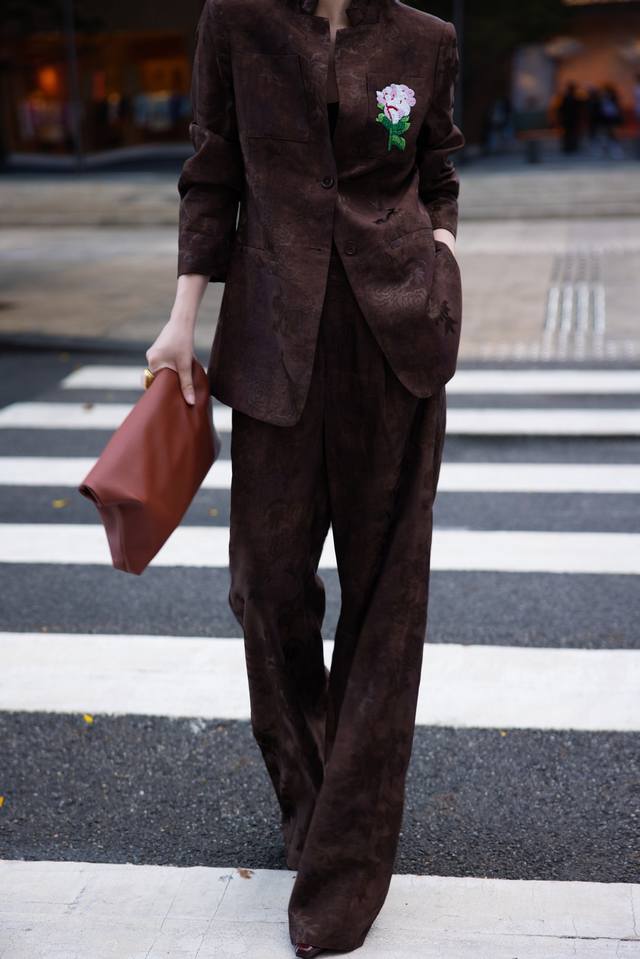 爆款推荐，非常有腔调的双面提花套装。新中式国风手工钉珠套装，一眼心动，恰似温婉从容的东方美人， 柔美中带着高级又典雅的国风之美 ，穿上身气质温婉 ，惊艳时光的好