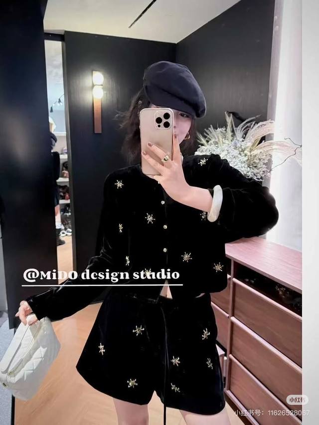 早秋新款，百分百真丝丝绒两色钉珠小外套 面料：真丝丝绒 颜色：姜黄 黑色 码数：S-Xl