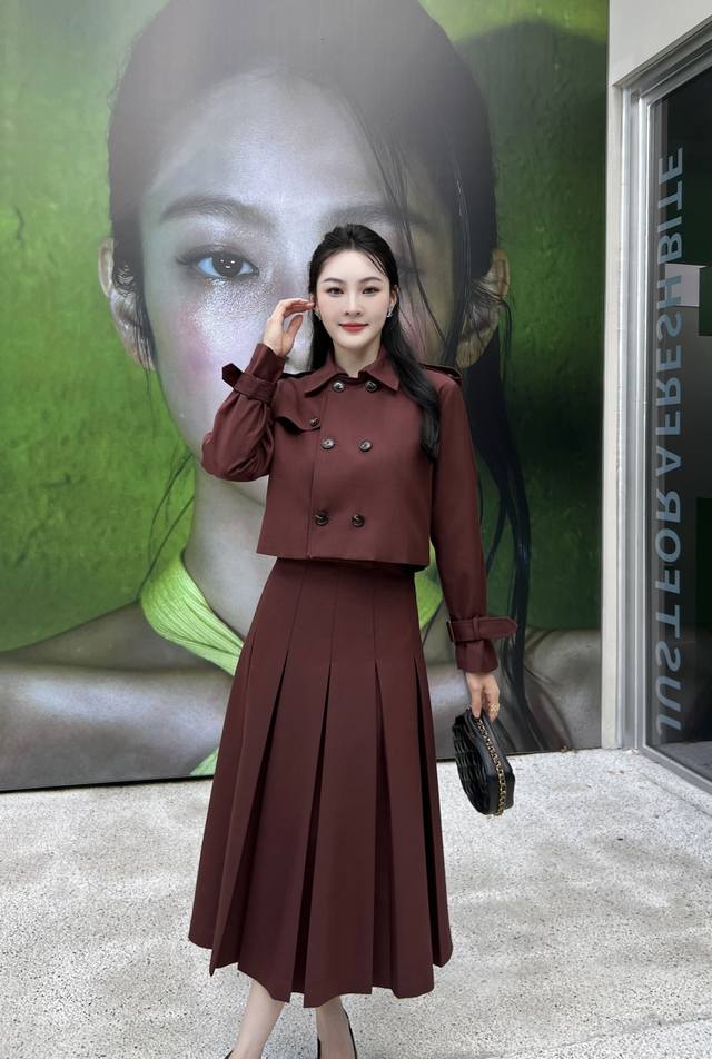 新款时尚外套压褶裙套装，高贵典雅，非常优美耐看简洁大气的修身收腰显瘦。两色Smlxl