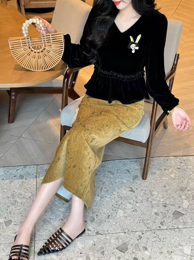 爆款上新现货 早秋欧货时尚V领宽松兔子胸针蕾丝拼接中式真丝丝绒上衣 面料:100桑蚕丝丝绒 颜色:单色 尺码:S-Xl