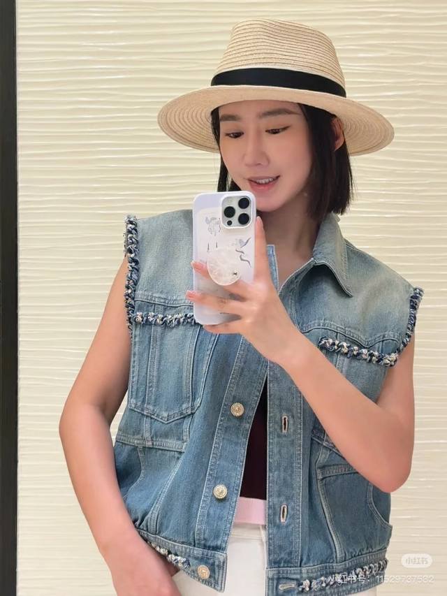 25A新品 高颜值丹宁牛仔系列 马甲 半裙 九分裤 简约而不失时尚感，洗水牛仔棉的面料手感超级舒服，做旧酵洗的造型更是增添了几分复古韵味。 马甲Sml 半裙Sm