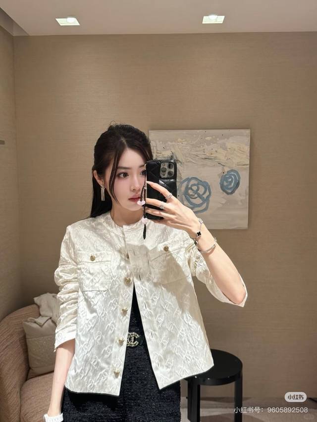 25A高级手工坊系列真丝外套 这一季最惊艳最喜欢的一件外套 真丝丝绸面料 特别轻薄凉快 春秋百搭 上面满是L pogo提花月光白外套～ 温柔的奶白+金线，配上金