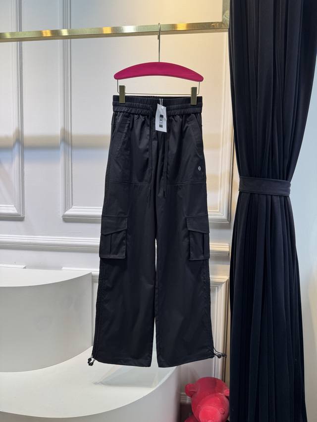 lululemon 工装裤 健身、训练、放松，让这款运动裤舒适陪伴；简约舒适，遇汗水不易黏贴 经典的条纹面料，设计细节满满，真的是可运动可工作的百搭神裤！专为日