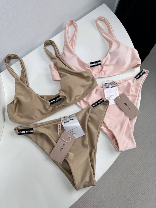 miumi*缎面内衣套装！公主必备！！ 贴身衣物不支持退换 真丝面料，光泽感超棒 简直是女人的魅力所在！ 内衣内裤饰以字母徽，两个颜色实在爱到不行！ 尺码Sml