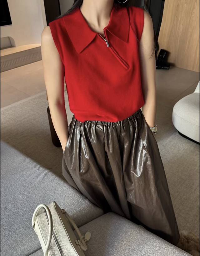 新款来袭！Miumiu时尚翻领斜拉链针织马甲背心，气质无袖上衣，专为女生打造。简约而不失格调，尽显优雅风范，新款现货供应，速来抢购！