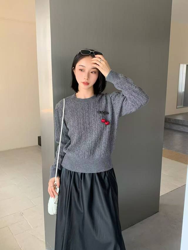 秋款上新全羊毛绞花上衣