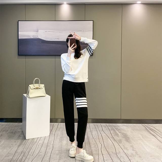 180加绒加厚 尺码：Smlxlxxl 颜色：黑＋灰、白+灰、白+黑 面料：高品质华夫格 随意搭配 爆款 上下可以错开 颜色可以错开
