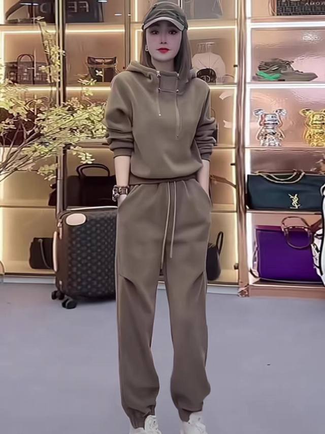 码数：S-M-L-Xl-Xxl 颜色：褐色 面料：棉 描述： 面料不易皱，很好打理，初秋防冻完美 连帽的款式偏休闲一点抽绳的设计就更加减龄 不规则短拉链两侧，炒