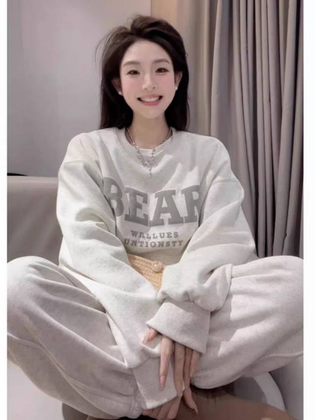 码数：S-M-L-Xl-Xxl 颜色：灰 面料：棉 描述： 一款休闲运动型的卫衣套装，青春气息满满 胸前的印花点缀，多了几分甜美俏皮的少女感 裤子宽松的版型不挑