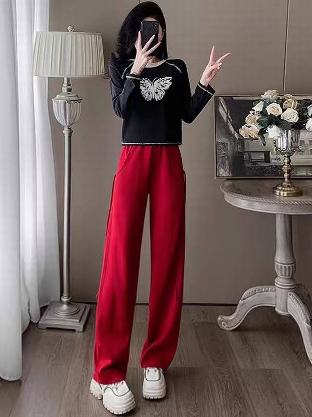 码数：S-M-L-Xl-Xxl 颜色：黑色~红色 面料：棉 描述： 优雅有范儿，潮流印花时髦感满分 厚薄适中，不会闷热 下身的长裤是工装裤型设计 有侧边口袋，减