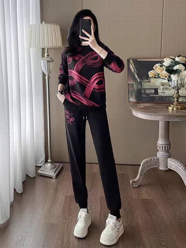 码数：S-M-L-Xl-Xxl 颜色：黑色 面料：棉 描述： 简约的撞色简约卫衣套装 经典有气质的螺纹圆领设计 上衣环绕时尚潮流的大面积印花，年轻感十足 胸围