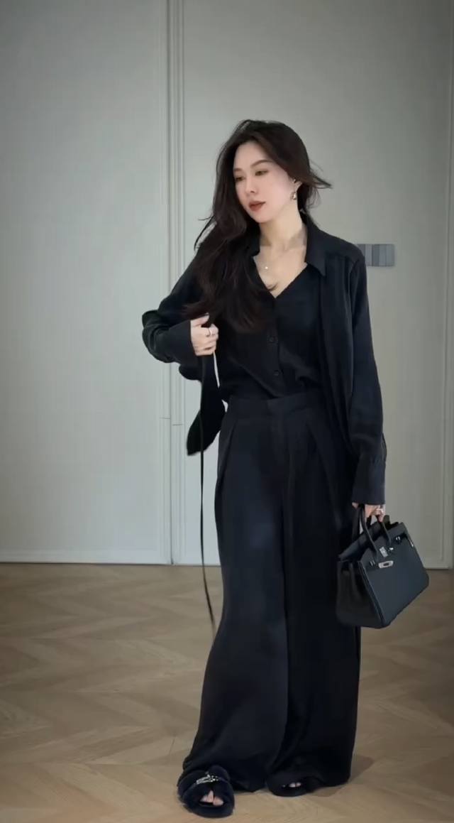 爆款高级铜氨丝套装尽显优雅与高级 V领内搭巧妙修饰颈部线条露出精致锁骨 性感又迷人外搭的衬衫式外套简约大气增添了几分干练感 搭配同材质阔腿裤垂坠感十足走路带风不