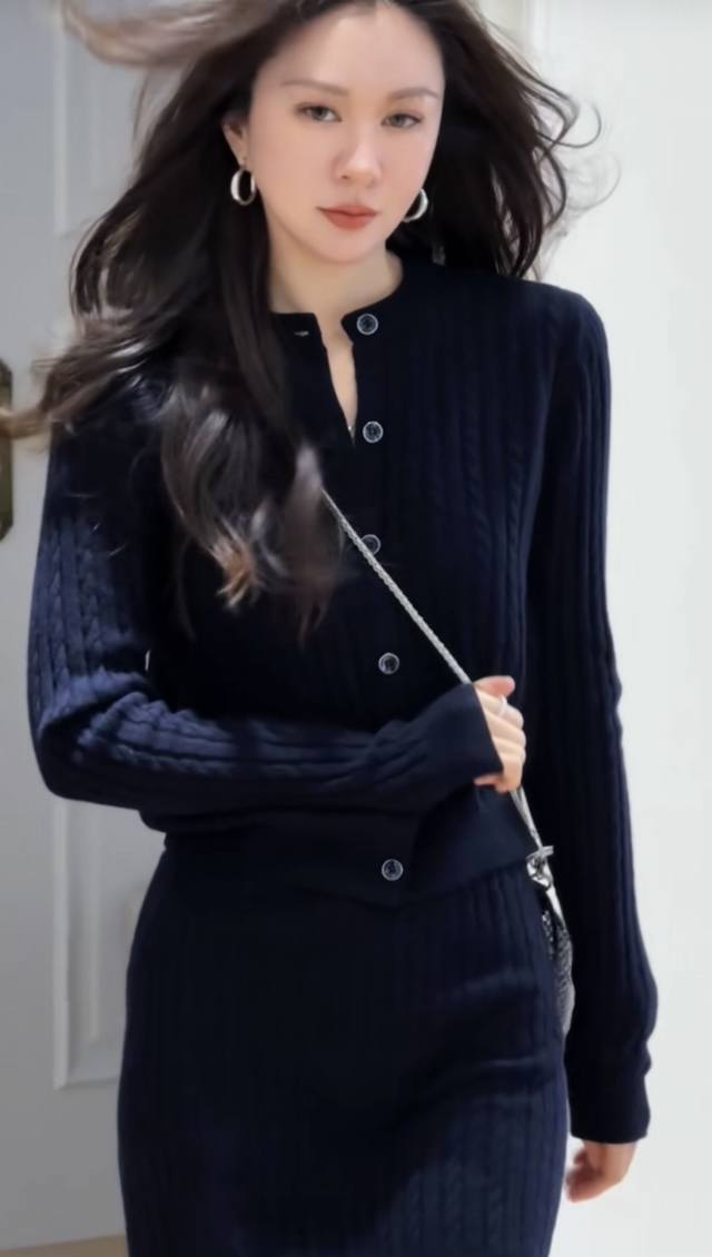 浪漫气质高级感针织套装 优雅与性感完美针织开衫的纽扣设计简约又别致微微敞开能自然流露内搭细节增添层次感 搭配同材质短裙恰到好处的长度秀出修长美腿展现女性的柔美曲