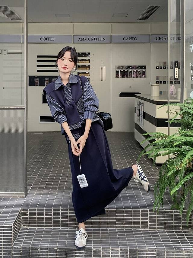 时髦披肩+条纹衬衫半裙三件套，经典百搭搭配性与包容性都格外出众，风格适配性拉满轻松适应各种造型风格 无论是随性混搭还是叠穿都精致 Smlxl