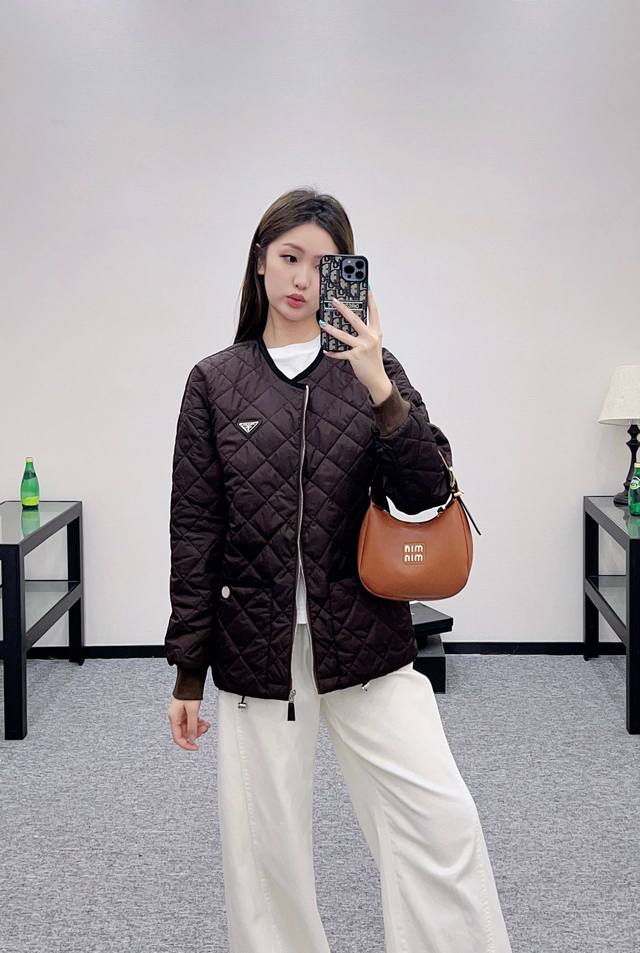 25Ss新款棉服 整件轻盈保暖 拉链开襟设计 口袋轮廓线处理 通体采用菱格压纹 口袋暖手增大容量 设计丰富实用 下摆抽绳调节松紧更合身包容 细节满满 彰显低调高