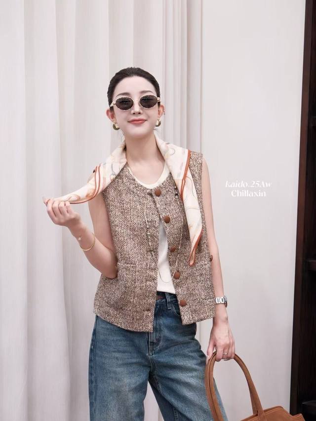 小香风设计感拼接气质单排扣马甲 沉稳又不失灵动 复古的圆领设计 搭配同色系复古纽扣 细节之处尽显精致 两侧口袋实用又好看 轻松营造出复古又时髦的氛围感 两色 S