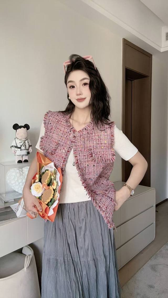 奢华优雅绝美小香气质马甲 少女心爆棚 温柔甜美的粉色系 编织出浪漫梦境 细碎的亮片与多彩丝线交织其中 恰似星辰散落随着步伐轻轻晃动 精致的流苏边设计 Smlxl