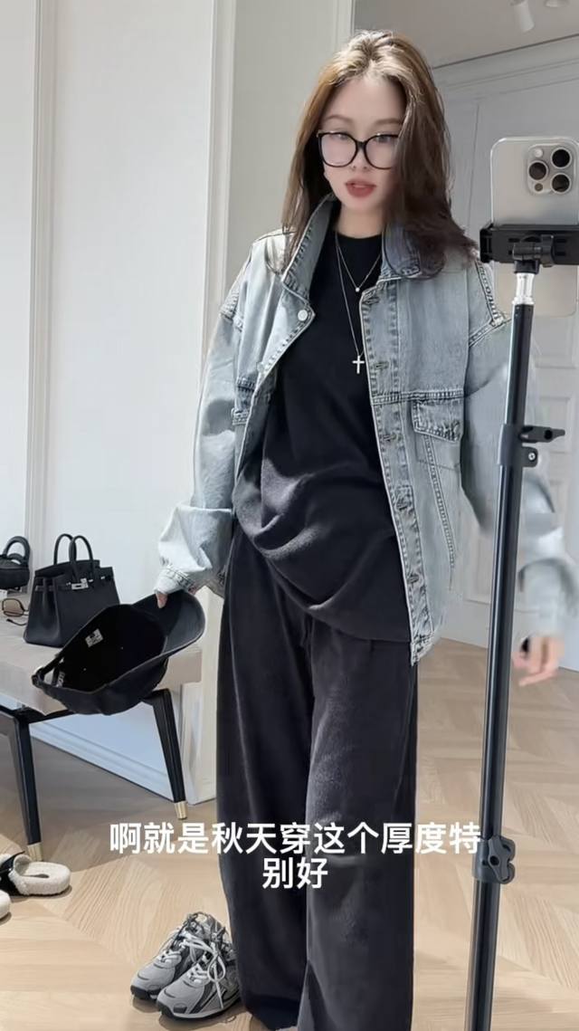 强推爆款牛仔外套 经典浅蓝色调满满复古氛围感宽松版型对各种身材都超友好 随意一穿就能彰显随性不羁的态度 刚柔并济毫无违和感 Smlxl