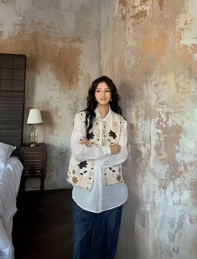 无敌大爆款 中式中式精致的花卉刺绣亚麻马甲 如同绽放在时光里的花朵 柔软的面料，搭配上俏皮的毛球装饰 既有复古的韵味，又不失灵动的少女感 谁穿谁好看 闭眼入 S