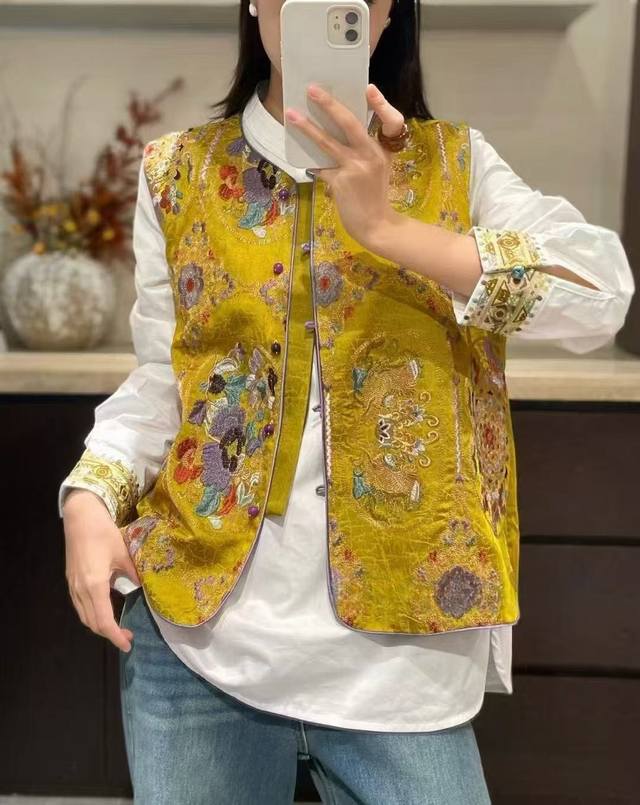 无敌爆款 重工中式刺绣龟裂纹马甲 精美刺绣呈现传统纹样 盘扣设计增添古典韵味 工艺细腻 将东方美学与精致感融合 尽显独特高级格调 Smlxl