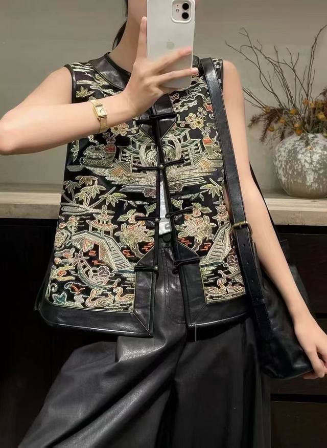 高级爆款 轻奢重工刺绣盘扣拼皮高品马甲 刺绣图案丰富且精美，亭台、花鸟等元素栩栩如生，盘扣设计古典雅致，细节处尽显工艺之美，整体将传统韵味与精致感完美融合，高级