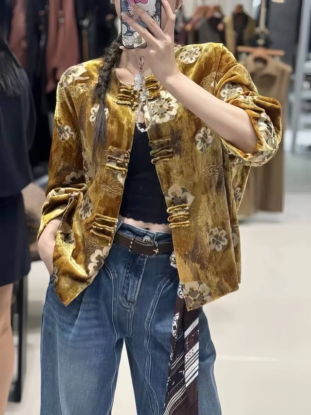 高级爆款 重工盘扣撞色复古外套 传统盘扣精致考究，花卉图案细腻华美，尽显东方韵味。整体设计将古典与时尚巧妙融合，每一处细节都流露着匠心，高级质感扑面而来 Sml