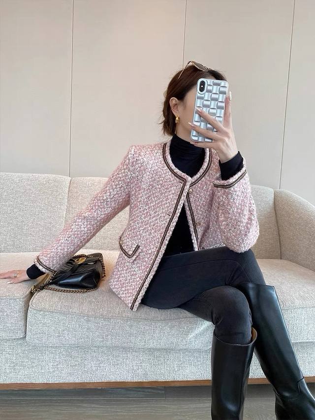 超级爆款 高定级别小香风系列！原版定制重工彩缎银丝羊毛粗花呢，领圈门襟袖口袋边重工珠链拼接，超显白 短款箱装版型设计不压个子 上身简直美炸了 时尚带不走的经典！