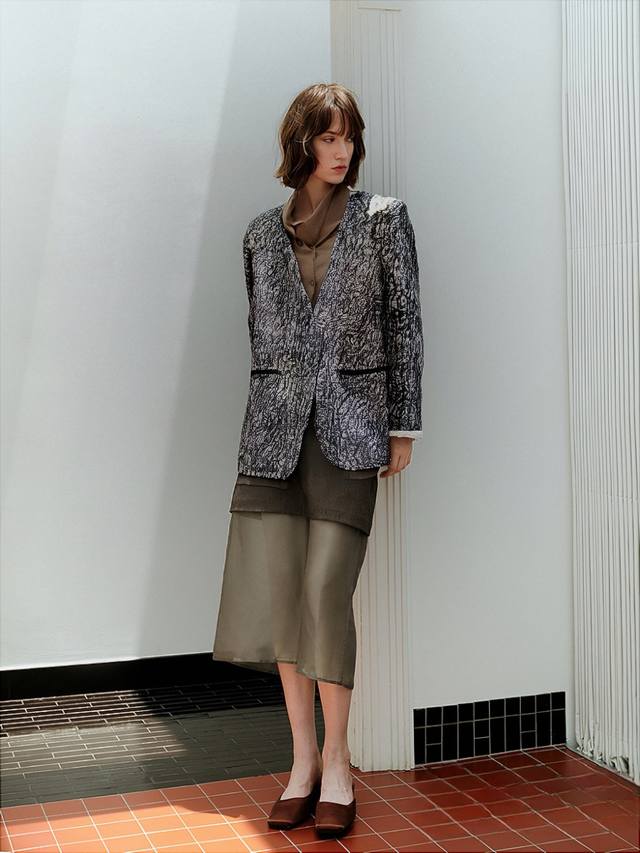 独家原创，重工西装外套，Smlxl 重工亮片面料：似把银河碾作月光，每寸布面嵌满细碎闪片，日光下泛着粼粼波光，夜色里更如星云流动，自带高光滤镜。 极简×极繁的平