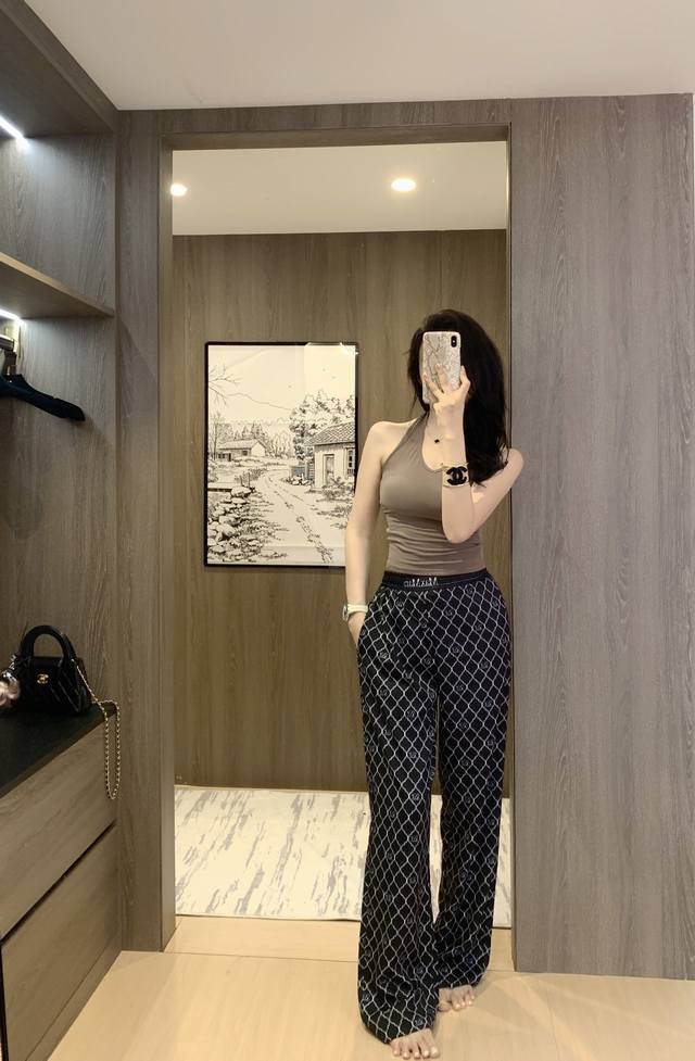 爆款现货 原单品质 设计师｜25新款印花抽绳休闲裤 颜色百搭高级 定制面料尽显高级随意感 视觉盛宴 四季必入的百搭单品 订制面料，质感巨好，慵懒范儿十足 女神必