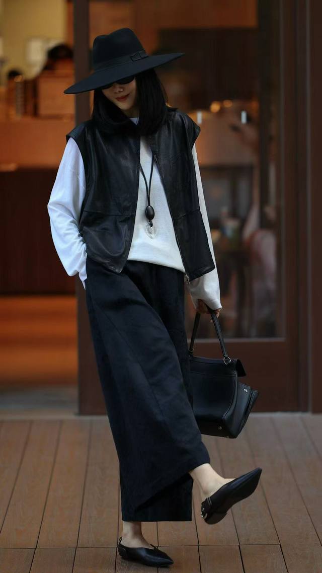 大爆款万搭神裤高级人丝提花阔腿裤 面料自带精致提花 质感细腻又高级 宽松的阔腿版型对各种腿型都很友好超有氛围感 面料垂坠感绝佳穿上身利落又显腿长是提升穿搭质感的