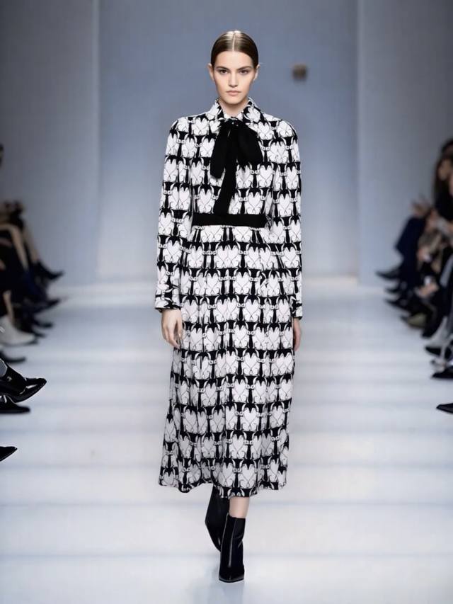 爆款女装新款时尚衬衫领系带蝴蝶花超可爱的兔子图案印花长款长袖宽摆修腰连衣裙尽显知性美都市女性穿衣标杆显气质原单 尺码：S M L Xl Xxl 注：模特图来自网