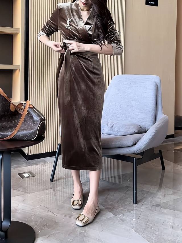跑量款圣&罗&兰爆款来袭高级感女装冷淡风气质女神范设计感赫本风咖啡色丝绒显瘦连衣裙 配胸针和腰带 ，面料：金丝绒；咖啡色 四码Smlxl