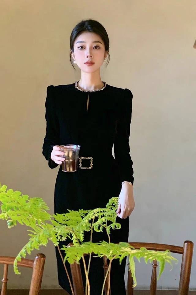 领口钉钻打底裙新款法式高端精致高级感赫本冷淡风黑色丝绒连衣裙 配腰带 ，面料：金丝绒 高牢度，不掉色 ，黑色Mlxl