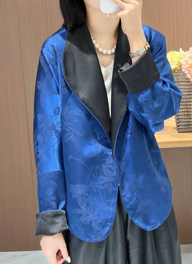 秋品上新现货 爆款真丝羊毛外套 正反两穿廓形大气 面料：真丝羊毛 颜色：蓝色，黄色 码数：S-Xl