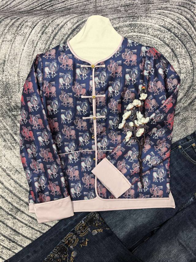 秋冬新款出货人丝蜀锦外套，整件落坑包边，手工一字盘扣！带隐形口袋！高级百搭！S-Xl